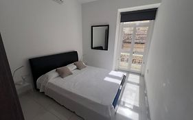 Sunny One Bedroom Apartment In Old Bakery Street